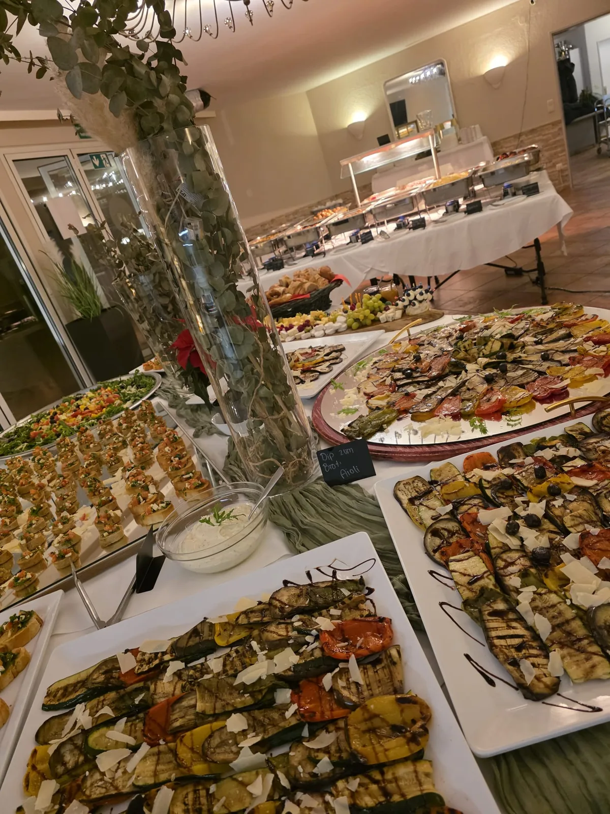 Buffet von oben mit Canapés, Grillgemüse-Platten und Aioli