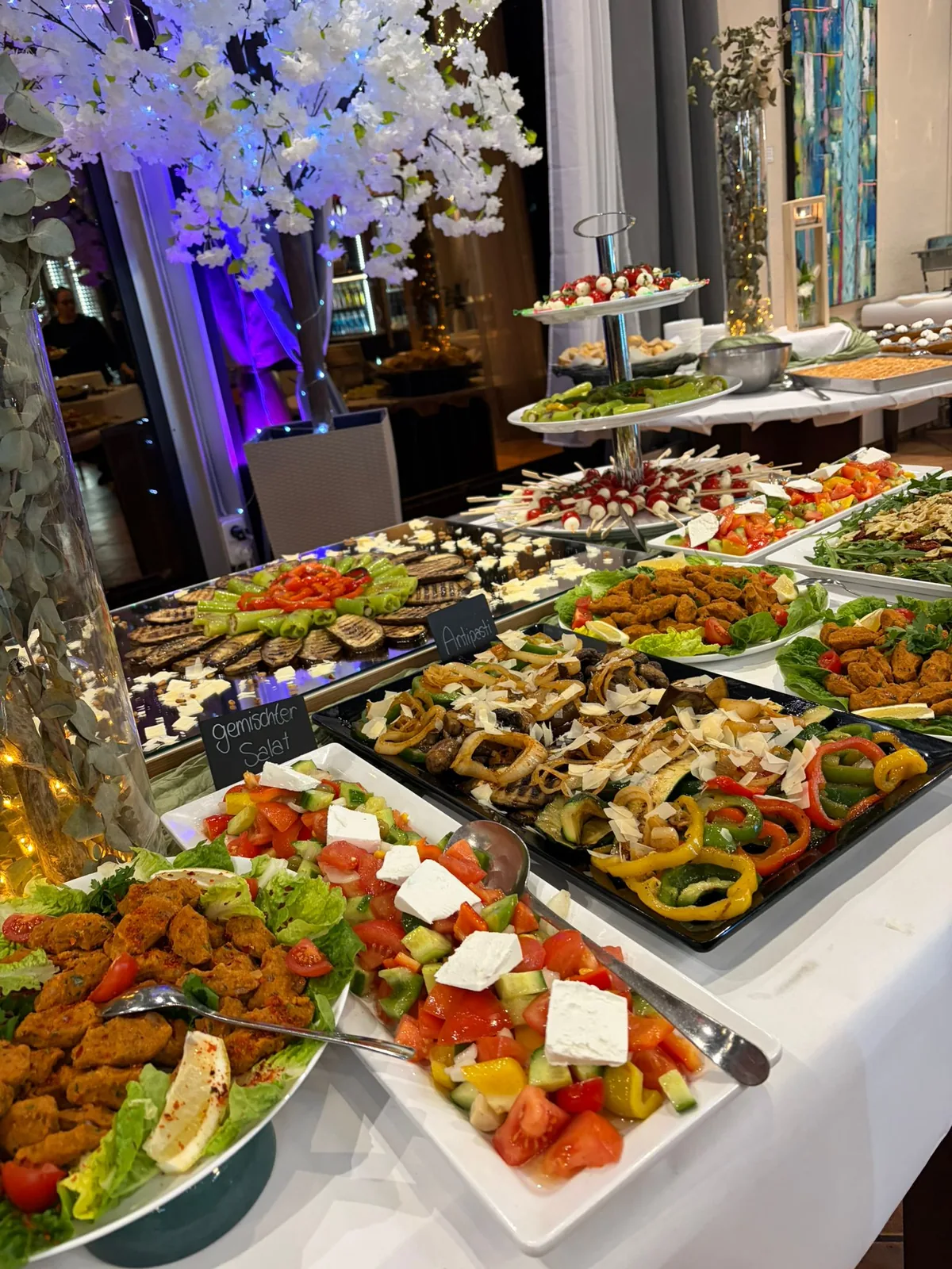 Buffet mit Etagere, Caprese-Spießen und Antipasti-Platten