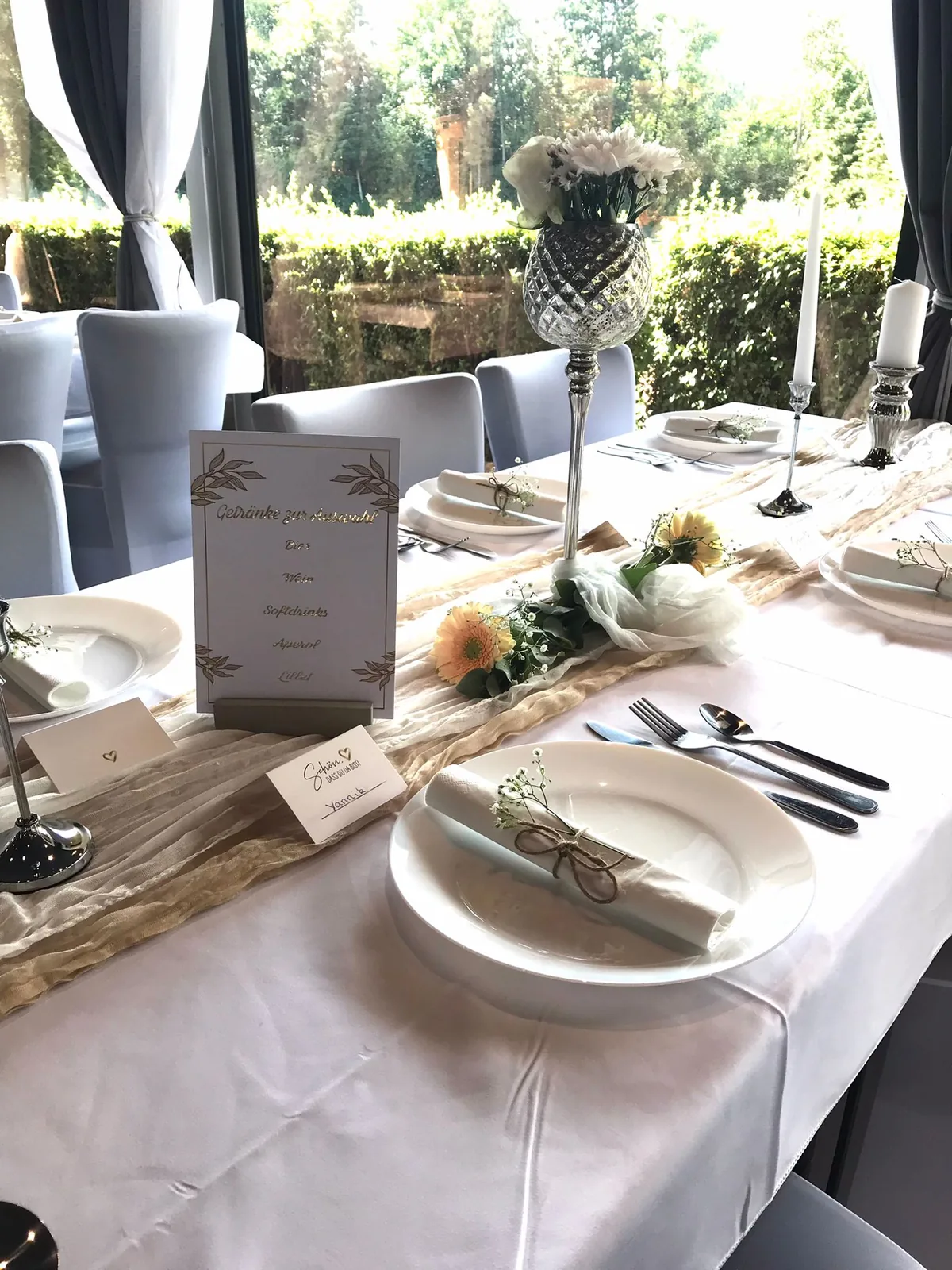 Hochzeitstisch mit Getränkekarte, Platzkarten und Blumen